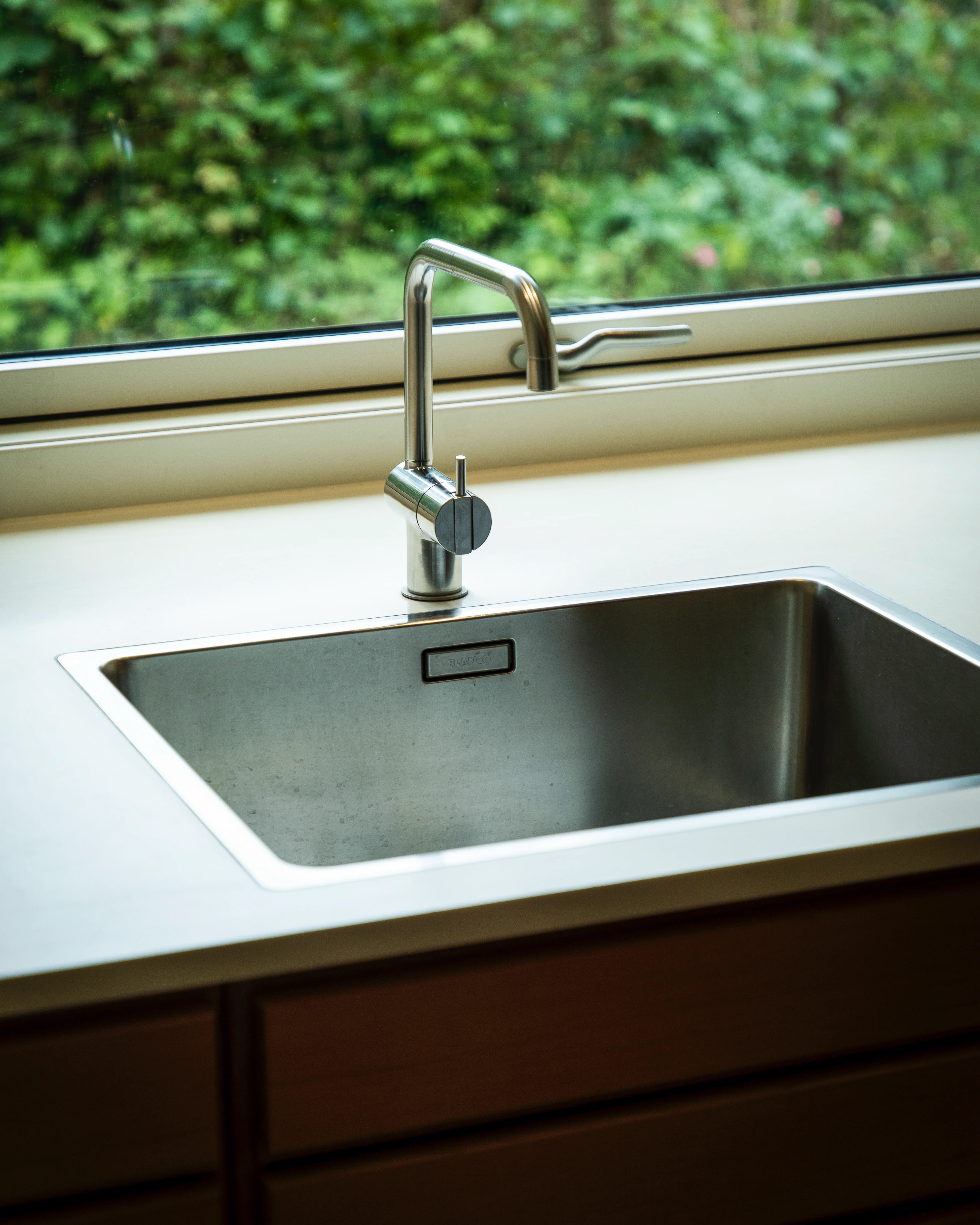 Dagslys i renoveret etplanshus – vinduer og plan der arbejder sammen.